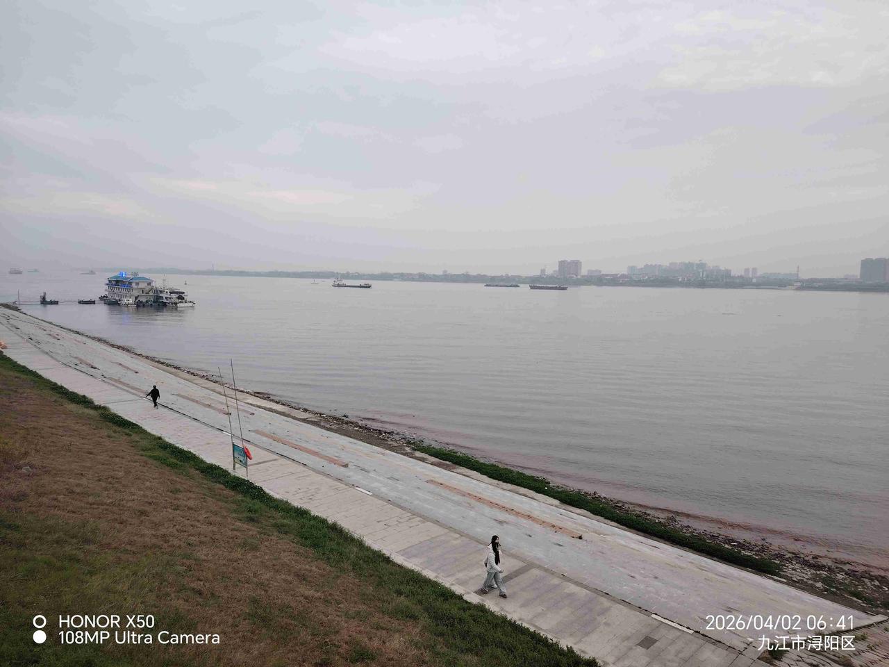 我的今日状态：😁轻松愉快
我这里的天气：🌤️多云4月2日长江岸边晨练赏长江