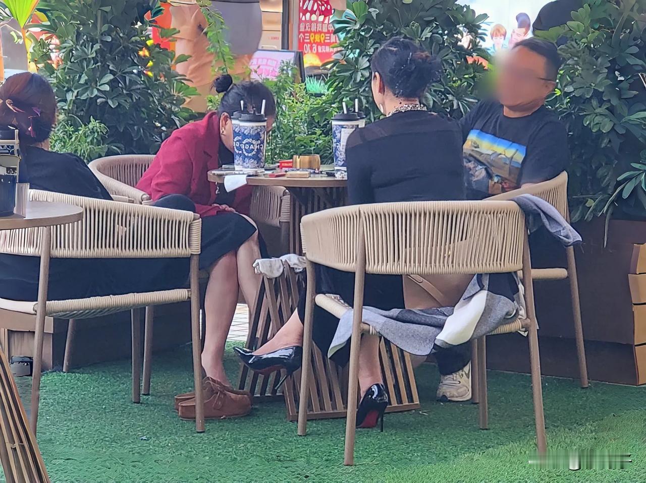 下午茶还是要喝的，轻松自在和好友一起