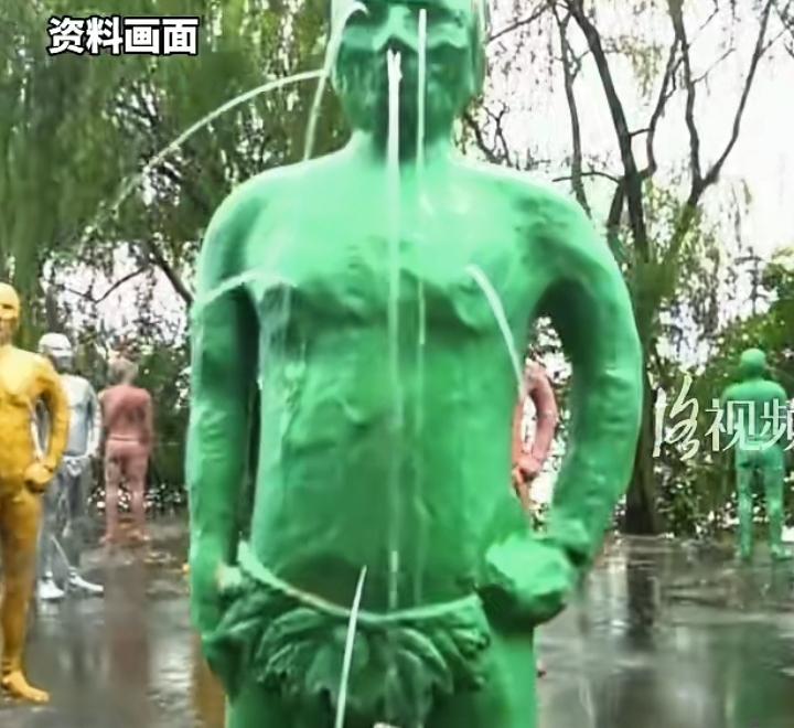 艺术就是脱离群众？
据说这群类似外星人入侵的画面，还是法兰西学院院士的艺术作品。