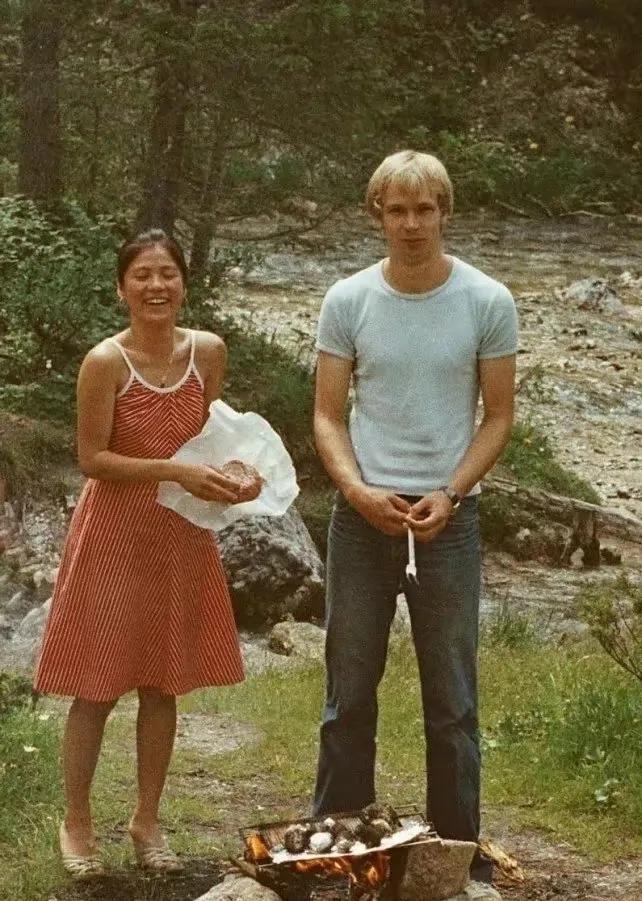 40年前，也就是1985年，翁美玲开煤气自杀身亡。
有人把原因归咎于汤镇业，说是