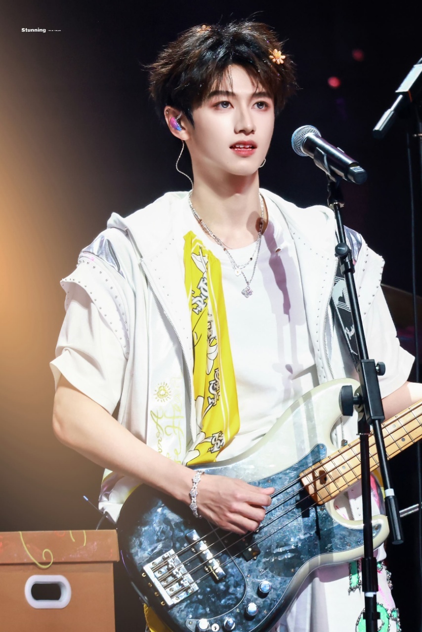 朱志鑫头上有好多花花 谁被朱志鑫的黄发夹狠狠萌到了！小巧的黄发夹点缀在发丝间，瞬