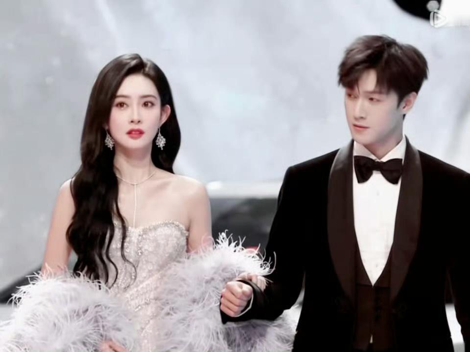 孟子义搭着李昀锐的胳膊走红毯！！！昀牵梦绕这和结婚有什么区别[苦涩]这就是结婚不