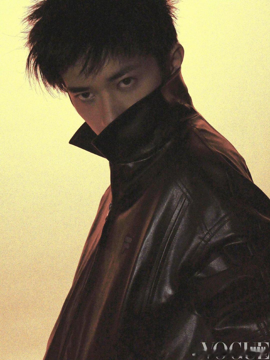 易烊千玺双奢加持易烊千玺阿玛尼和卡地亚双奢加持易烊千玺登VOGUE Man九月刊