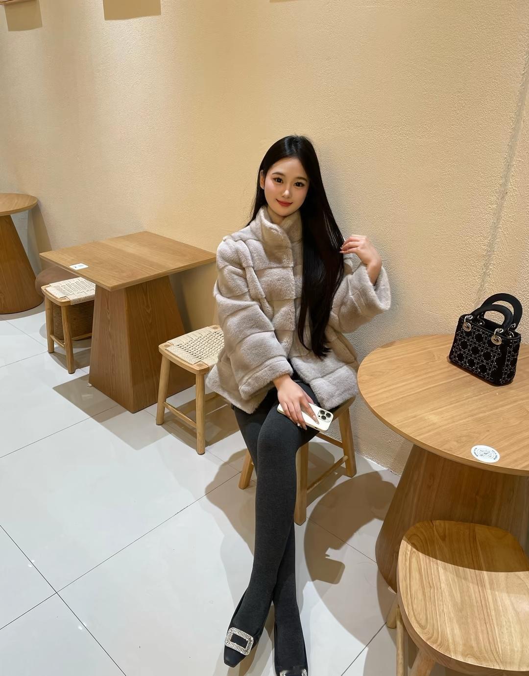 温暖冬日穿搭，毛绒外套搭配高跟靴，尽显时尚与舒适！