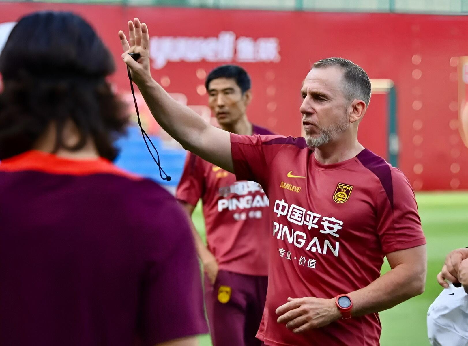 据上海媒体《东方体育日报》报道，相比起国足前任主帅伊万科维奇，临时带队的久尔杰维
