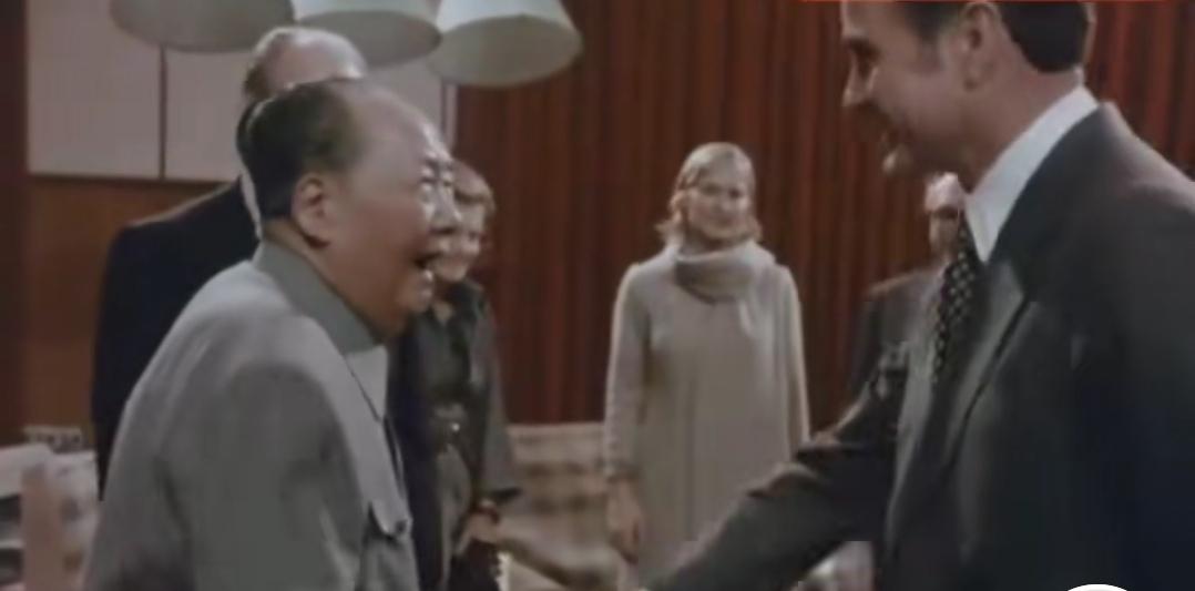 1975年12月2日，毛主席在中南海会见美国总统福特时与布什握手，珍贵彩照定格历