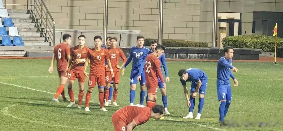 随着乌兹别克斯坦2-0越南，暴露出了3个可笑的事实

1、特鲁西埃的越南队有点四