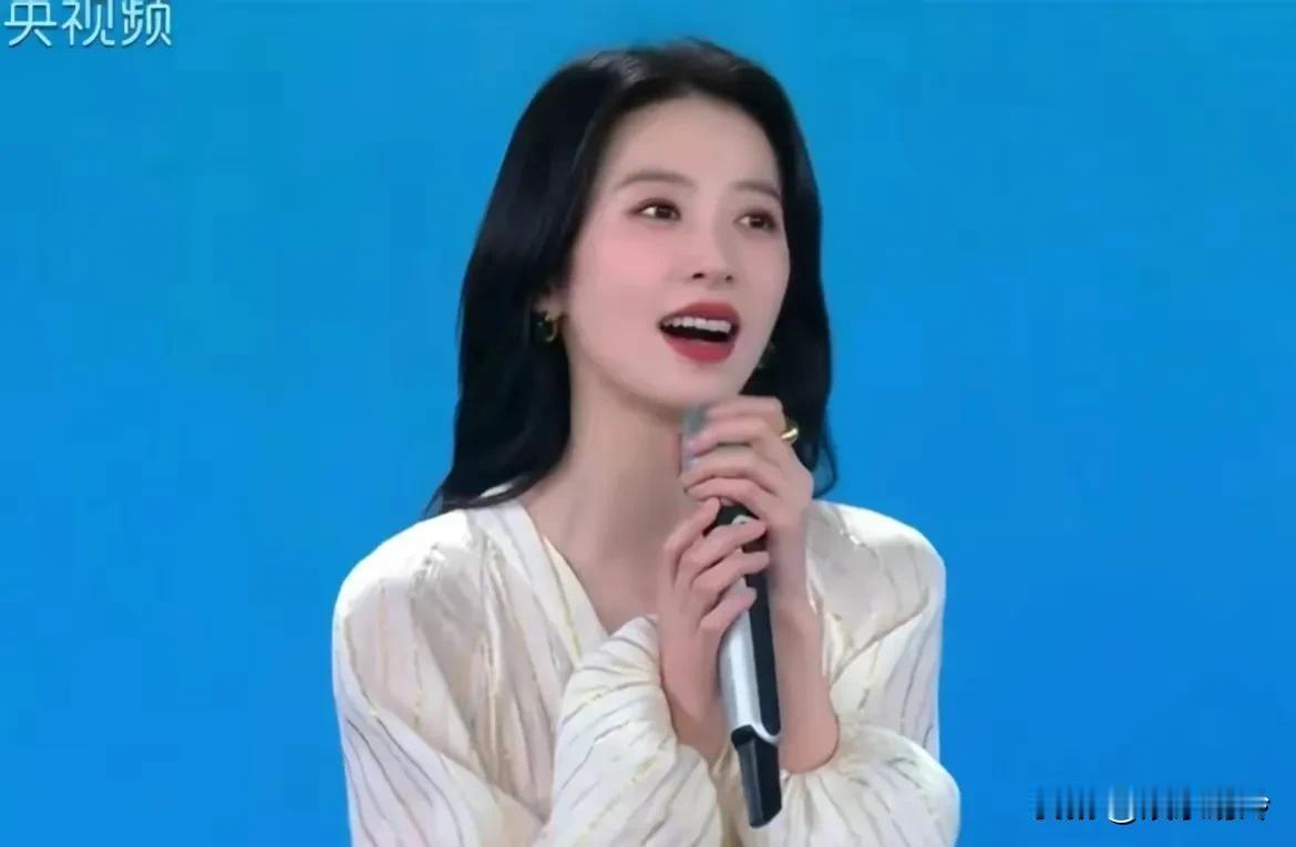 没想到她的气质这么水灵，居然可以扛住央视的特写，近景也没有一点瑕疵。乍一看还 有