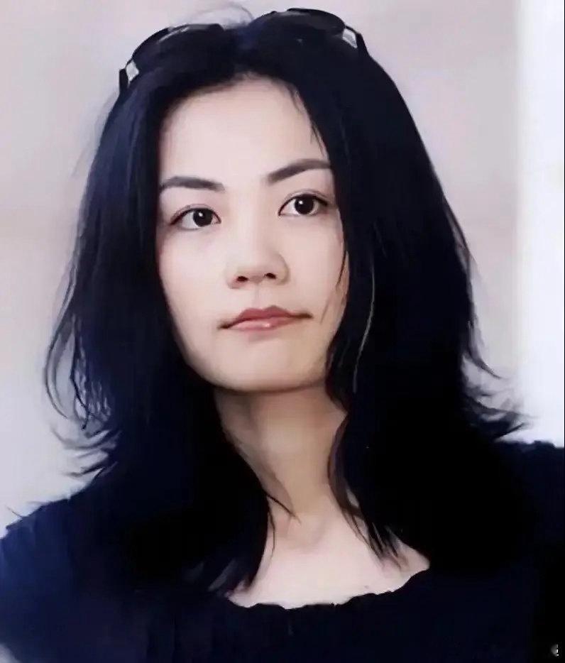 王菲这个人完全经不起细究因为仔细一查，你就会发现她居然给别人免费唱过那么多歌最近