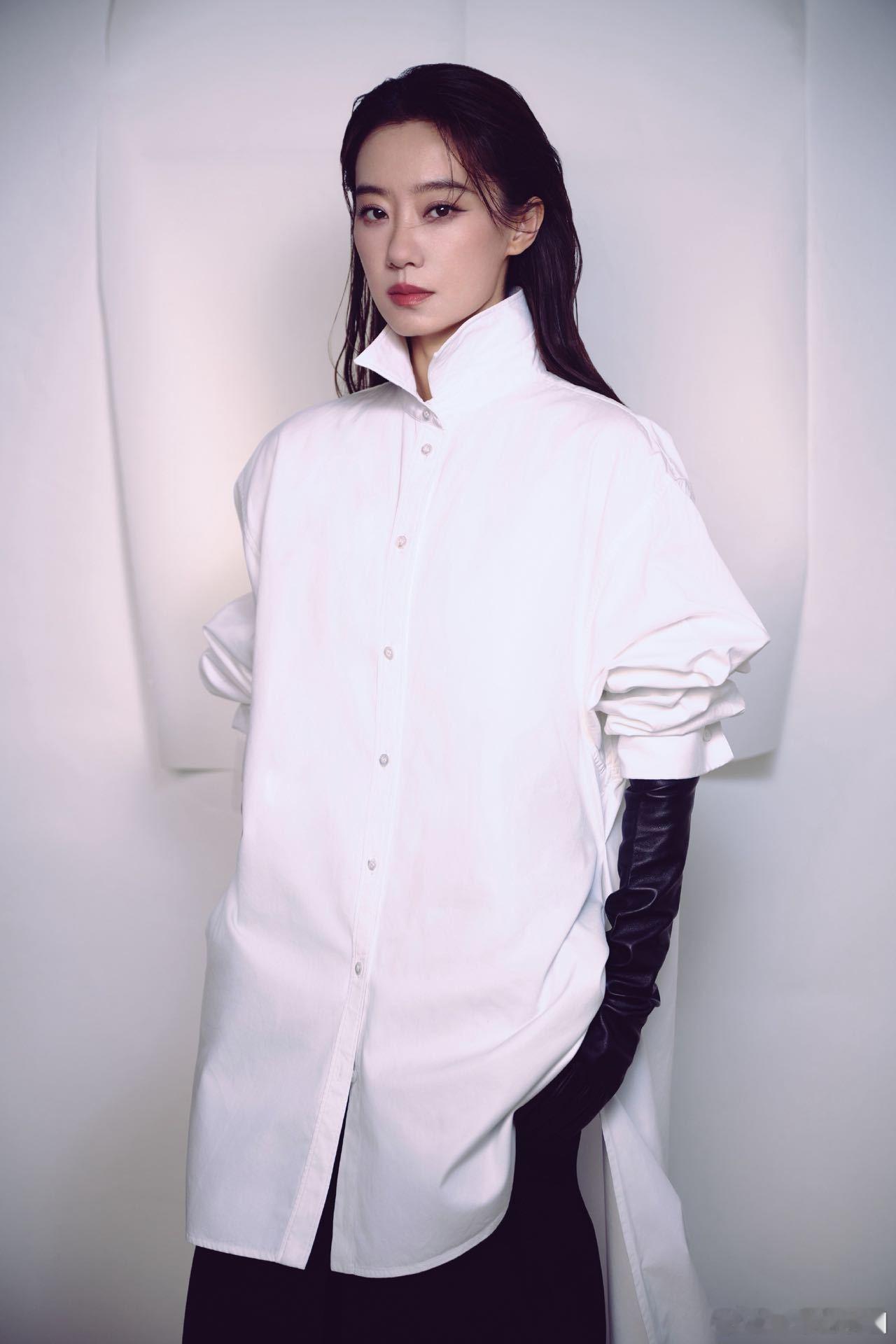 白衬衣是张小斐的统治区白衬衫简直是张小斐的统治区！这次北影节她穿白衬衫配黑西裤，