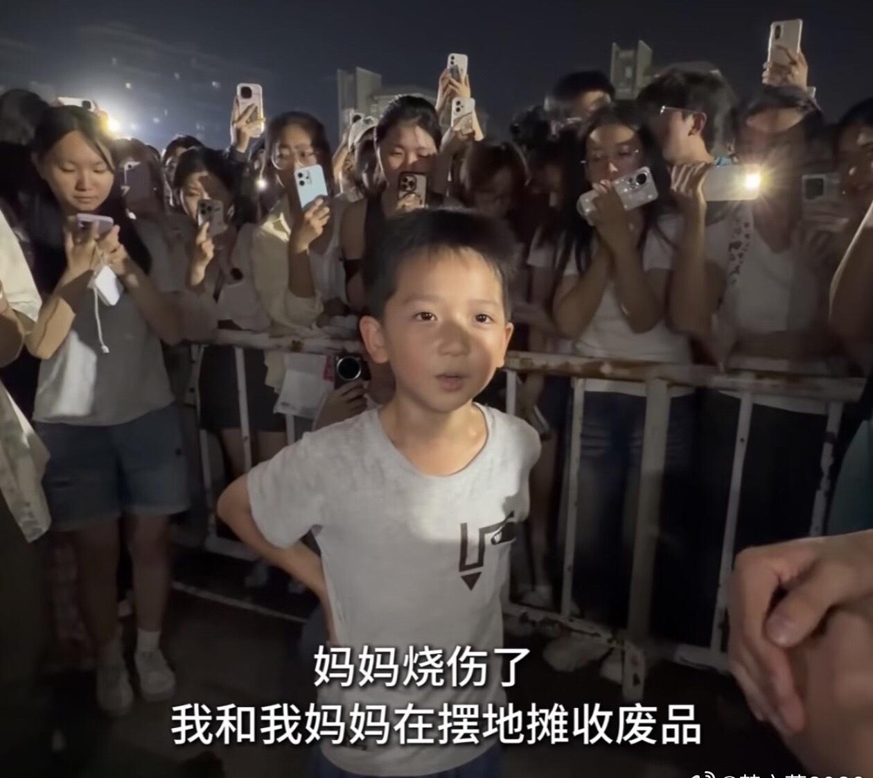 我们河南郑州这个小娃娃真的可以，小小年纪就这么懂事，穷人的孩子早当家，希望他们越