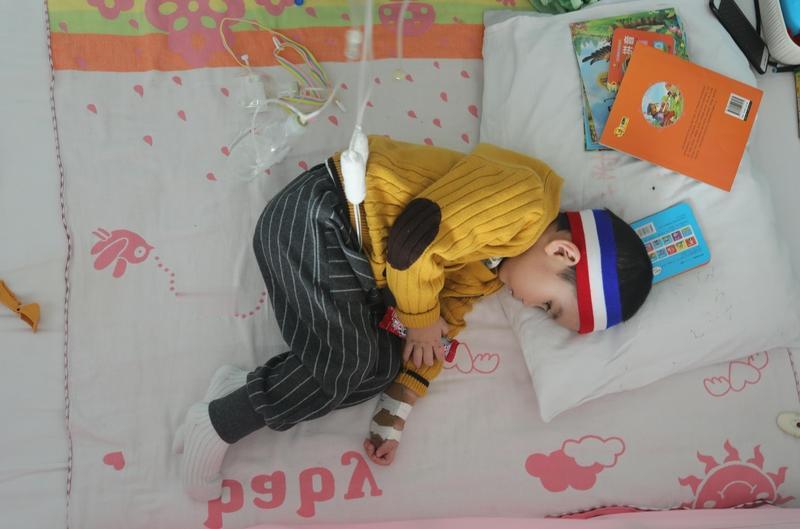 破防！5岁男娃强忍恐惧救晕厥妈妈，妈妈发声：他的小手撑起了我的命！
 
家人们，