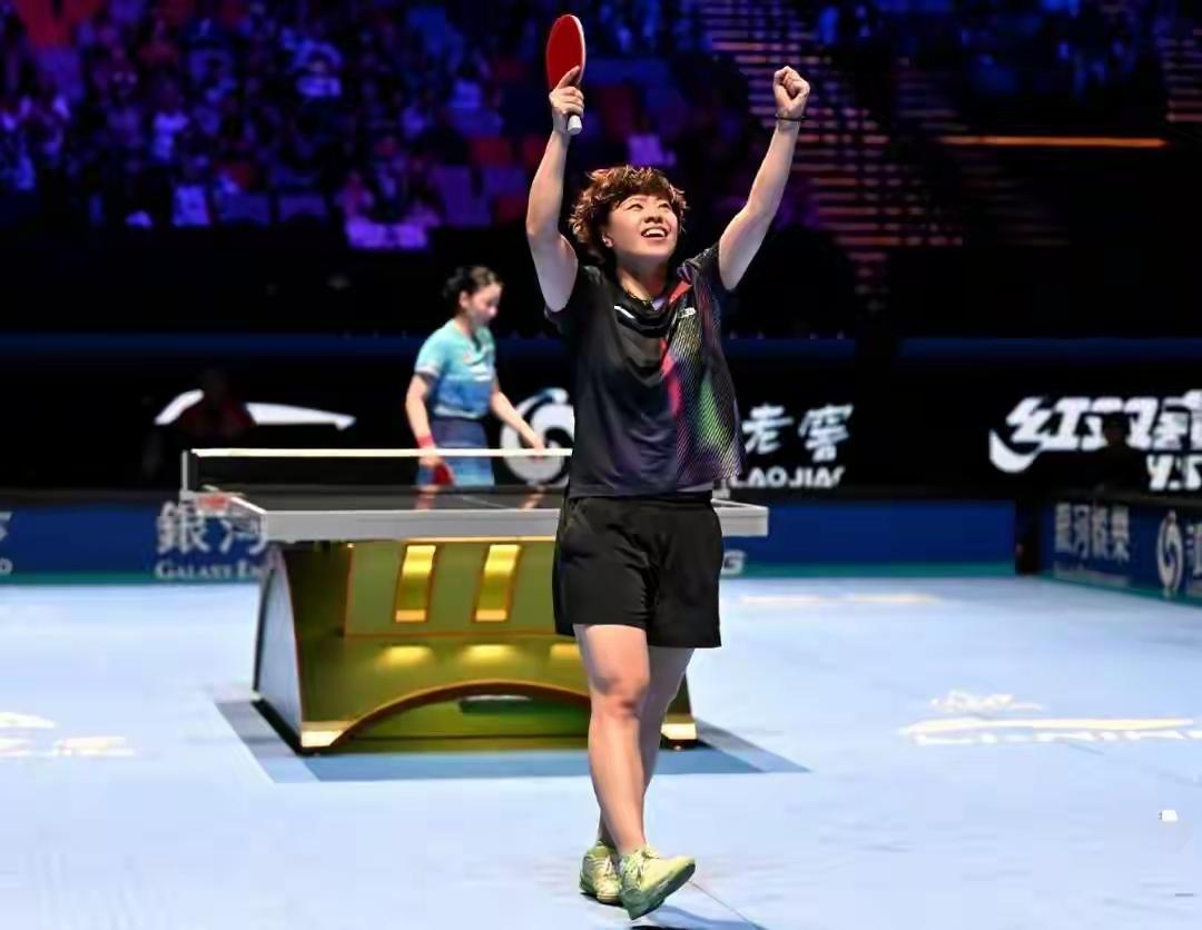 大美女陈幸同的身高，身形，站姿，坐姿，微笑，输球的自嘲，抿嘴一撇都带着优雅
方巾