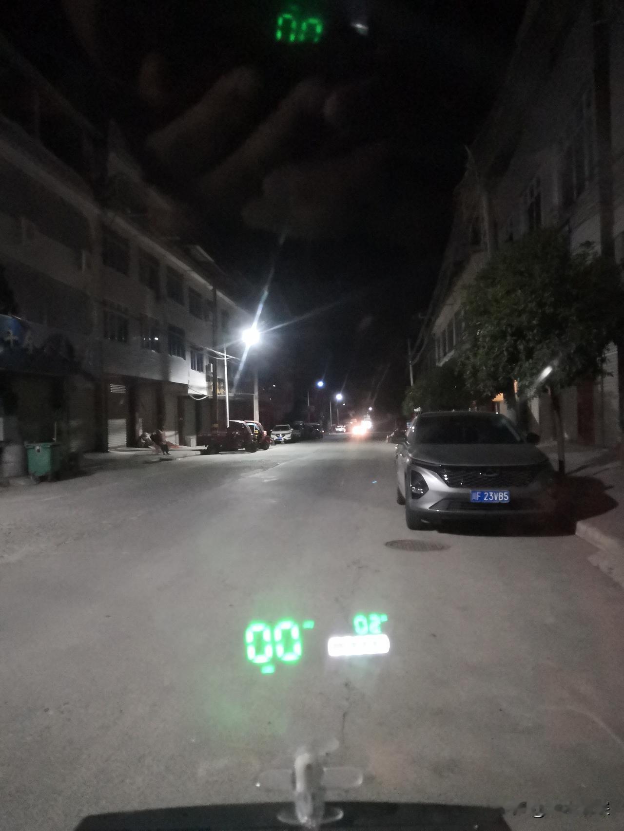 你印象中的四川中江夜市什么样冯店公园夜晚跳舞的人很多，夜市摊摊小吃也是很多的，热