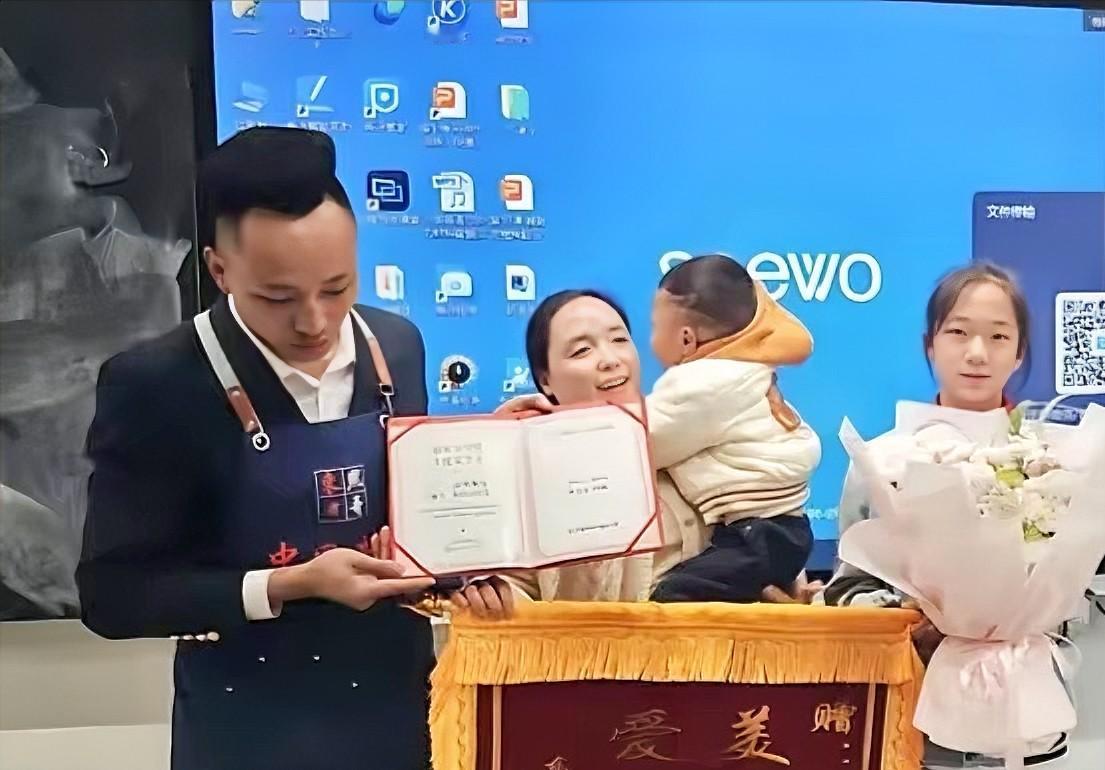 近日！贵阳一3岁男童走失，11岁女孩买糖哄去派出所，男童父母到其学校送终身免费牛