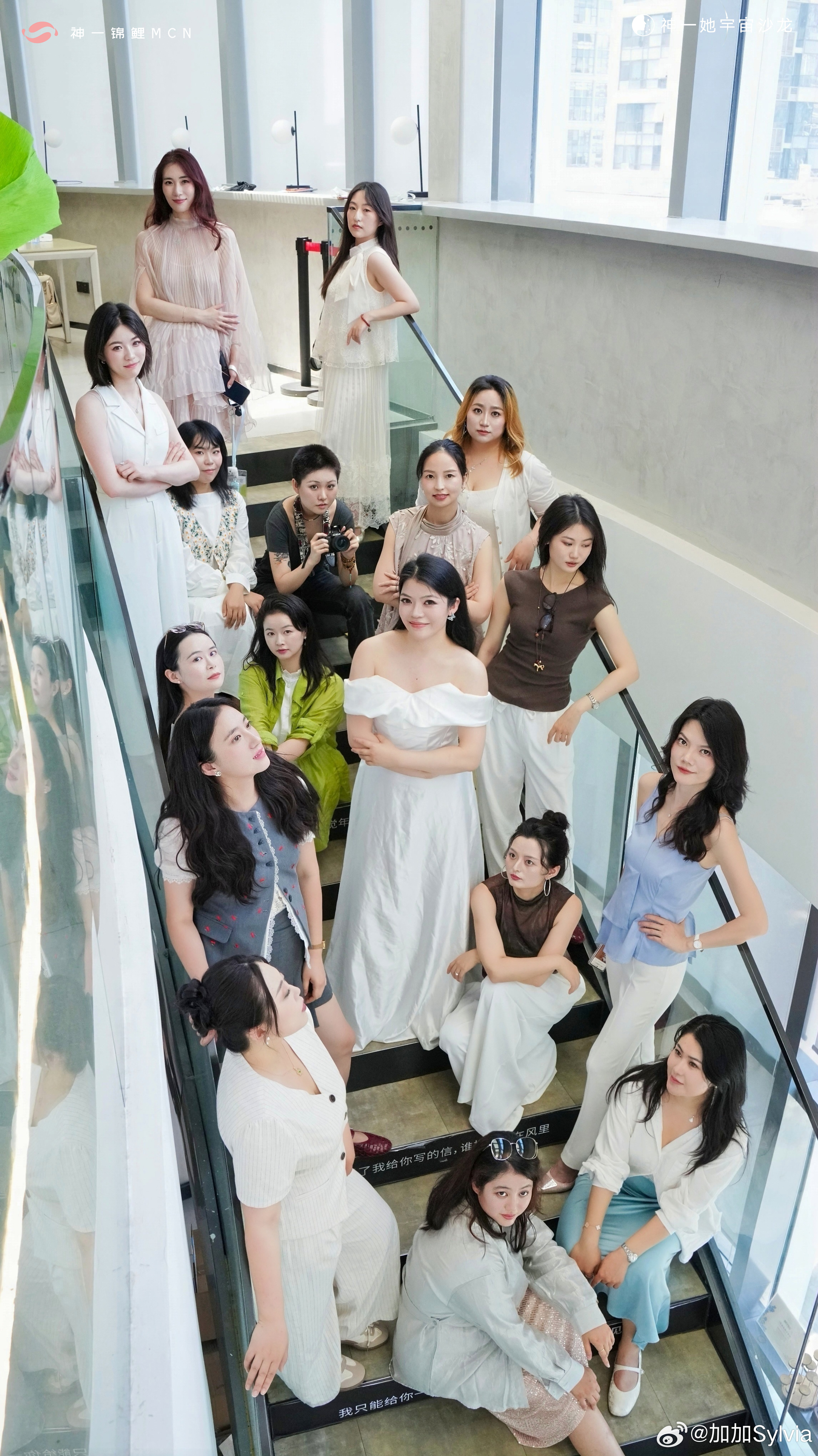 周六回家路上，新加入 MCN 的天津来的大美女姐妹开车送我们回家。她说，在这个圈