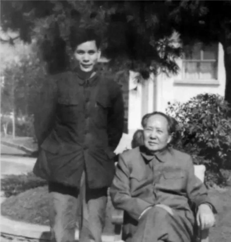 [微风]1967年的一天，毛主席的警卫员李连庆回到了阔别17年的家乡，却无意间听