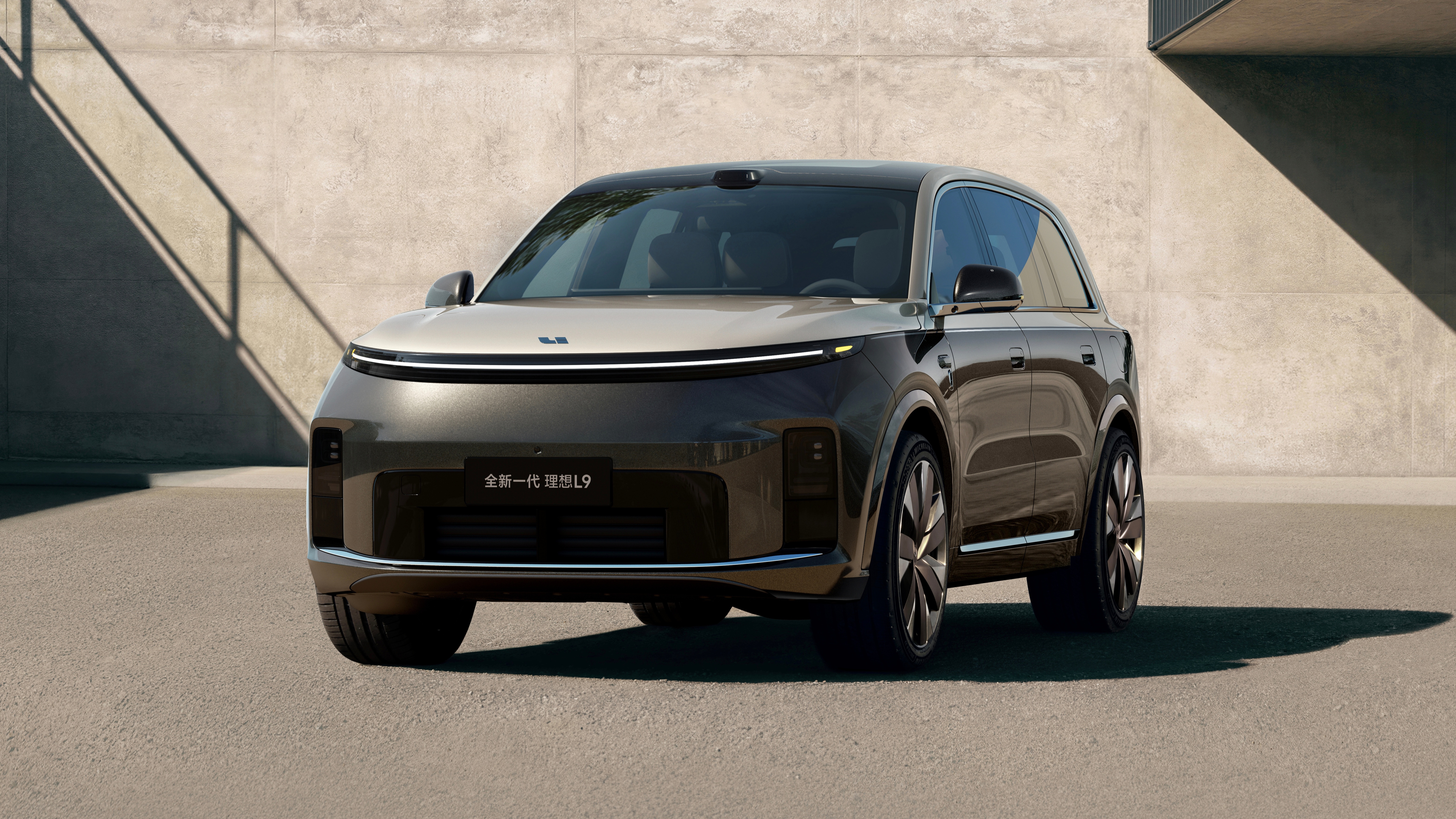 理想财报信息2025年营收1123亿元，净利润11亿元，现金储备1012亿元。连