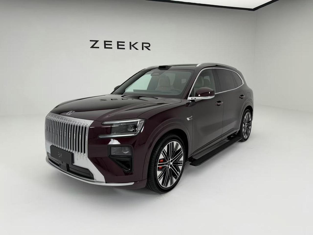 极氪8X的内饰照终于公布了！

外观上自然不用多谈了，这个外观此前大家都看到了，