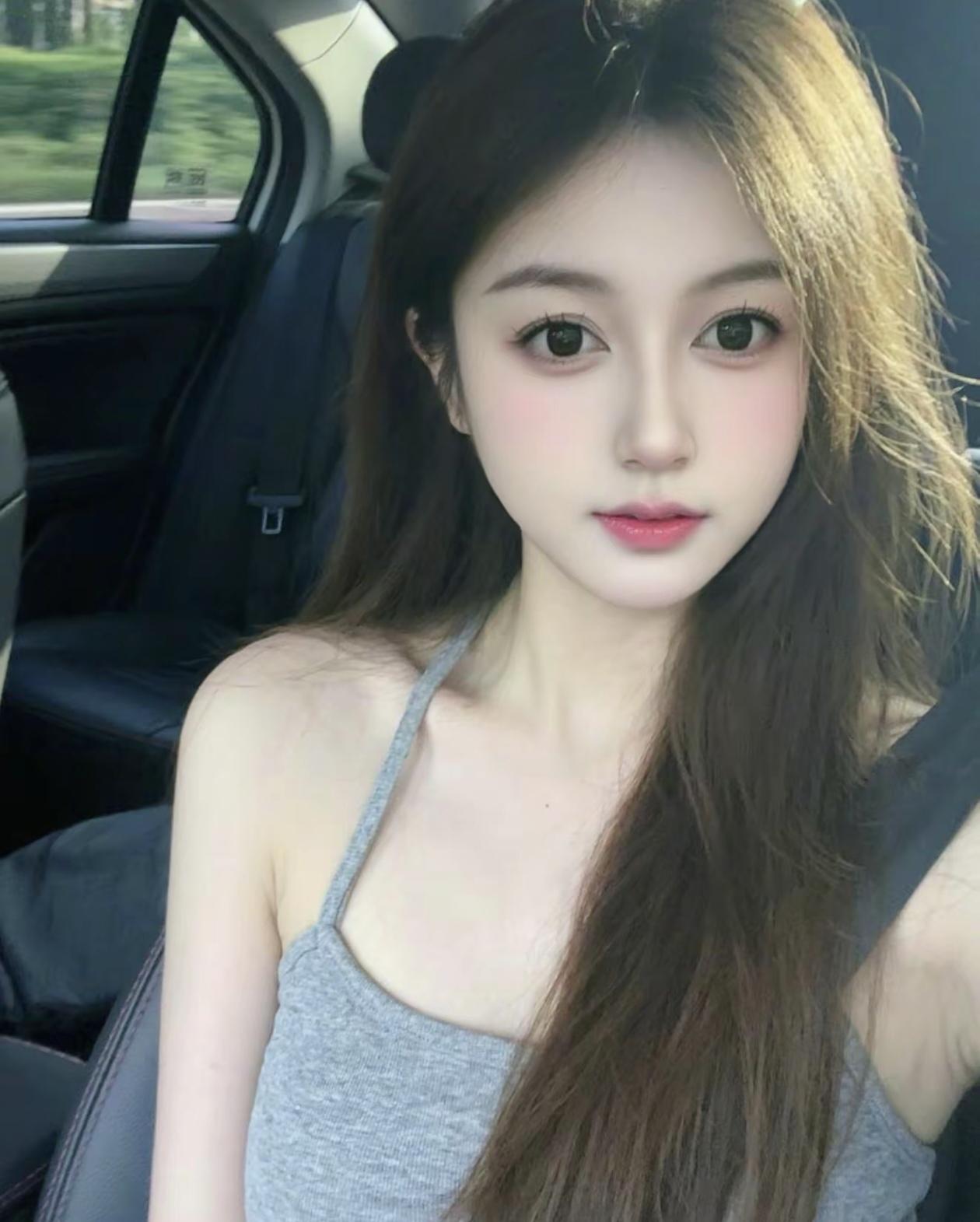 车中美人，笑靥如花。