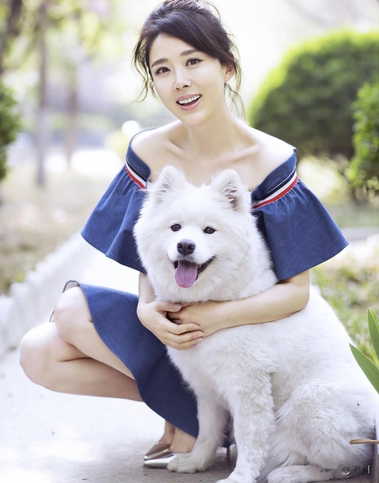 其实早在《宝莲灯》前，她凭《花季雨季》拿了华表奖最佳新人奖，演技备受认可。她出生