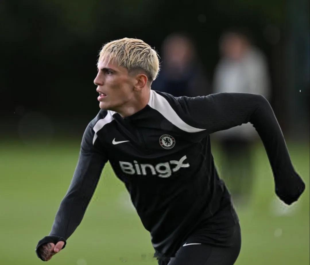 罗塞尼尔在新闻发布会上回应了加纳乔将在今夏离队的传闻。切尔西 主帅表示：“我想知