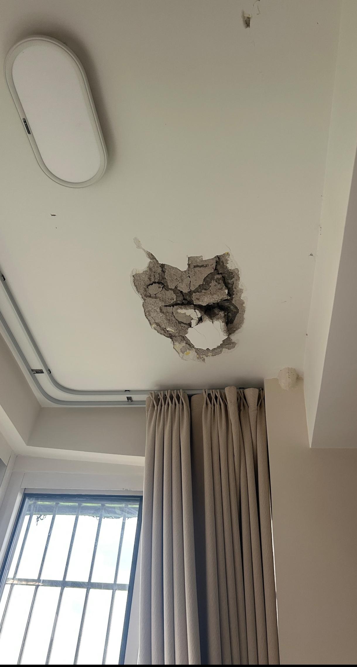 还有王法吗！楼上把野蛮施工，天花板打穿了，这么严重，这是会威胁生命财产安全的行为