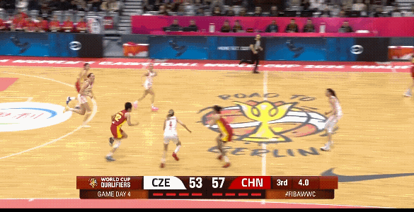 陈玉婕这个压哨球打的好，虽然此前她的犯规导致捷克女篮4号打成2+1，但是比赛还有