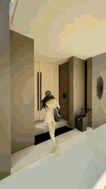 这是尿急吗？
家里没厕所？
非要到海里尿？