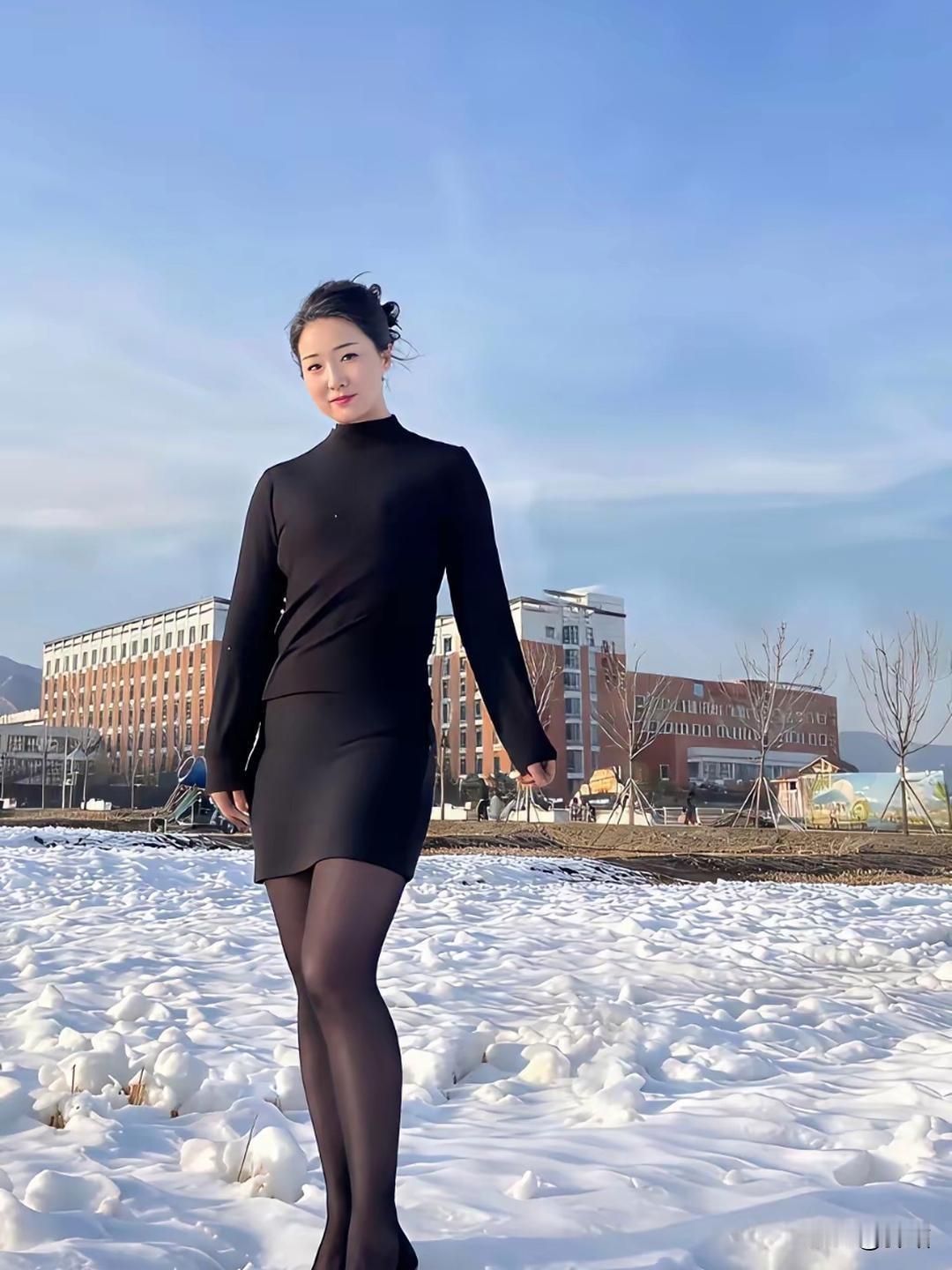 美图欣赏，看图写诗

《黑袂丽人》
 
素雪铺地映晓光，黑衣裁影立寒场。
青丝绾