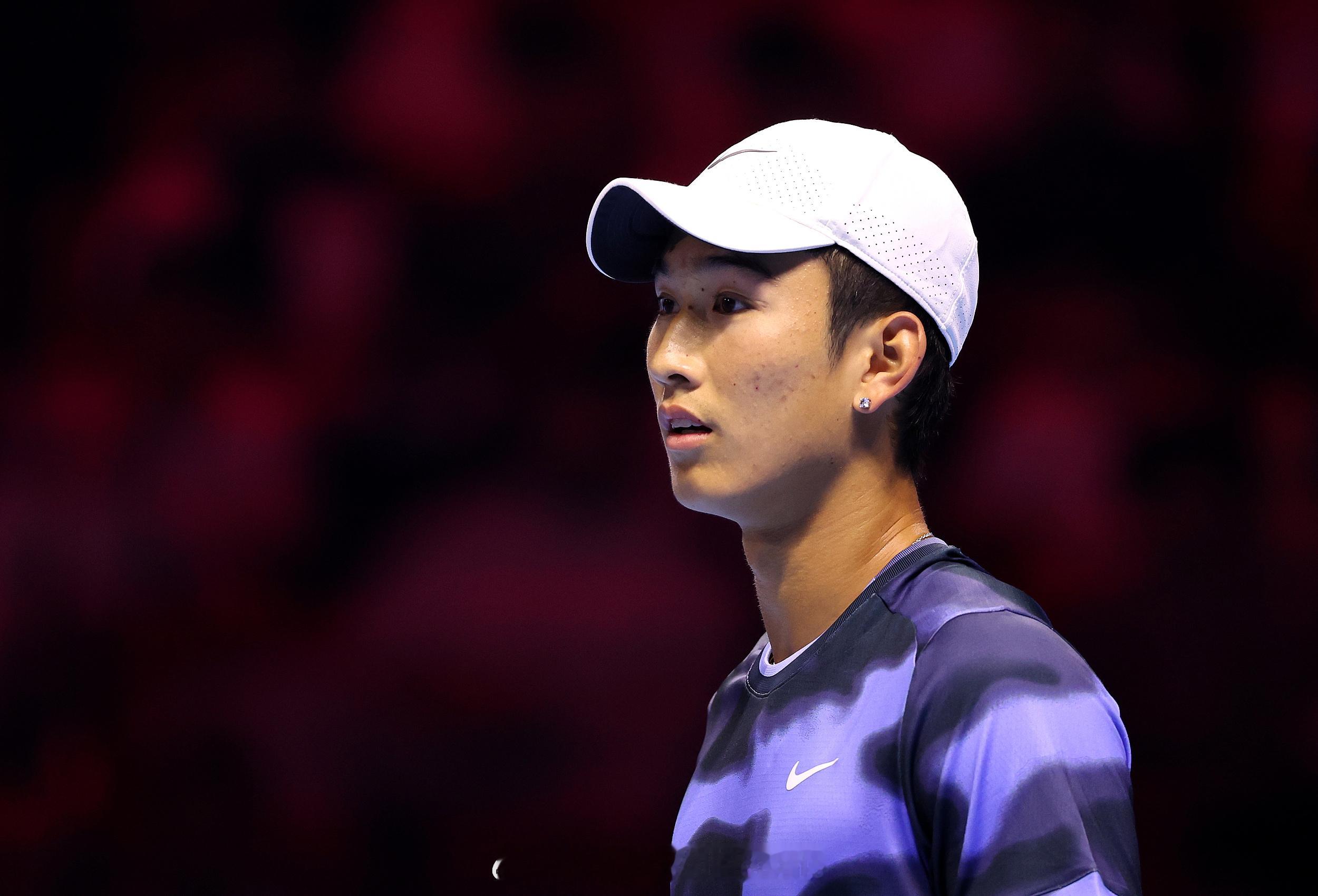 ATP新生力量总决赛，商竣程4-3(4)/2-4/2-4/1-4不巴萨瓦雷迪，遭