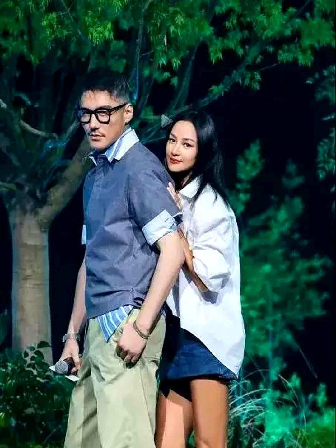 视频连线里，胡兵突然丢出一句我爱你，对面的瞿颖瞬间捂住脸，眼泪直接砸在手背上。