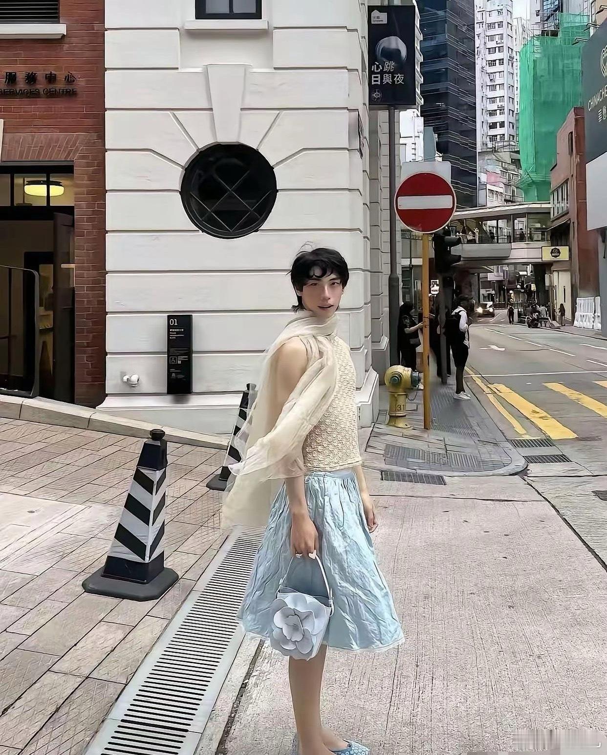 这是庾澄庆的儿子，怎么穿的女孩子的衣服 