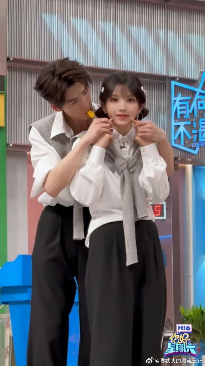 张凌赫田曦薇玩嘴吹零食游戏你好星期六梨涡杀我！张凌赫轻轻一戳田曦薇梨涡，甜妹配帅