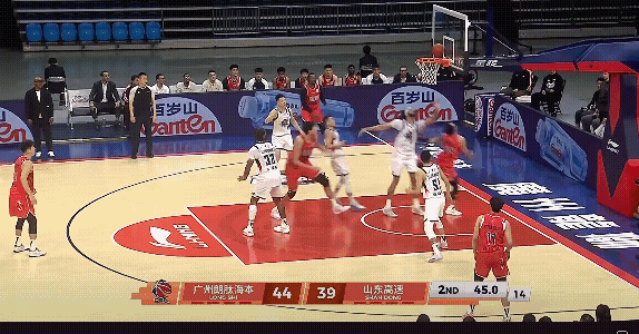 徐昕这到了广州男篮以后真的就不一样了，之前在广东打球的时候，很多时刻都是杜峰指导