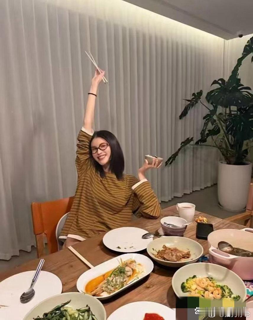 何穗晒出老公陈伟霆做的五菜一汤，真是甜蜜 ​​​