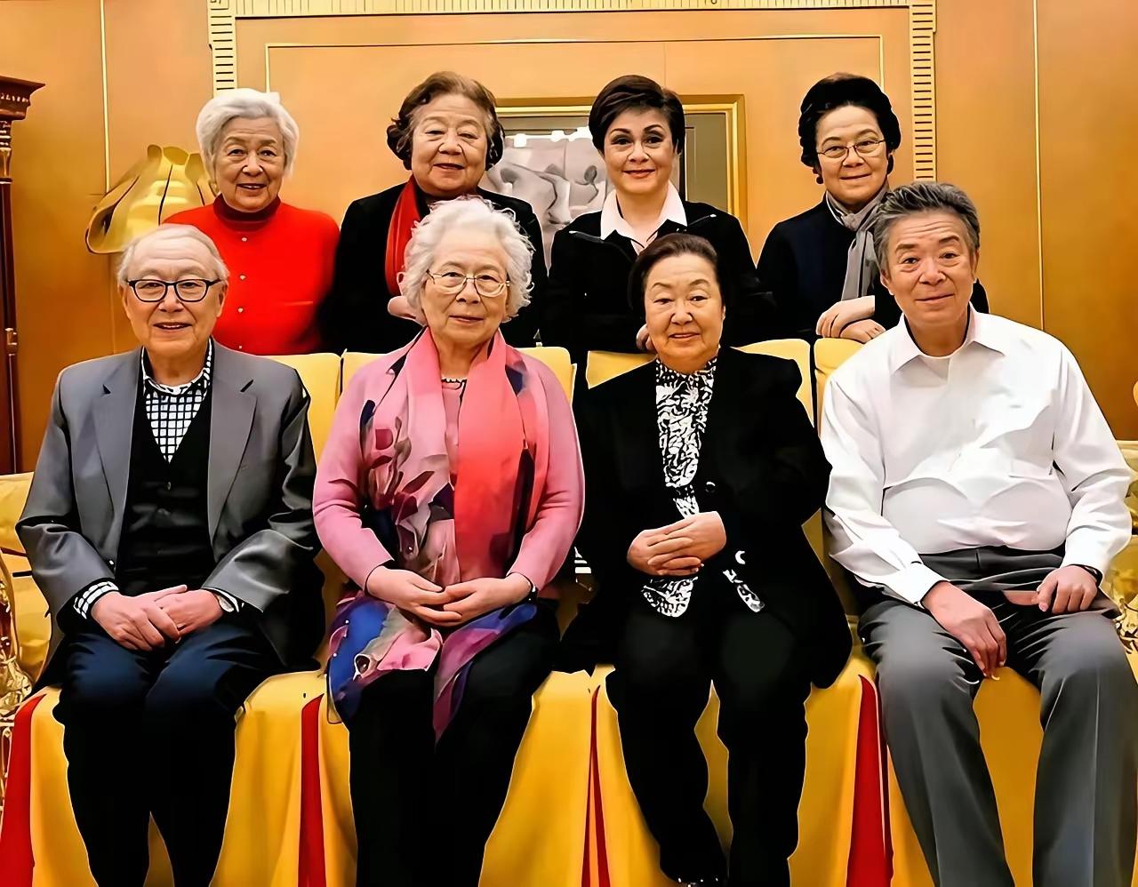 看破不说破，
八人识一个。
不伤您自尊，
证明已老了。