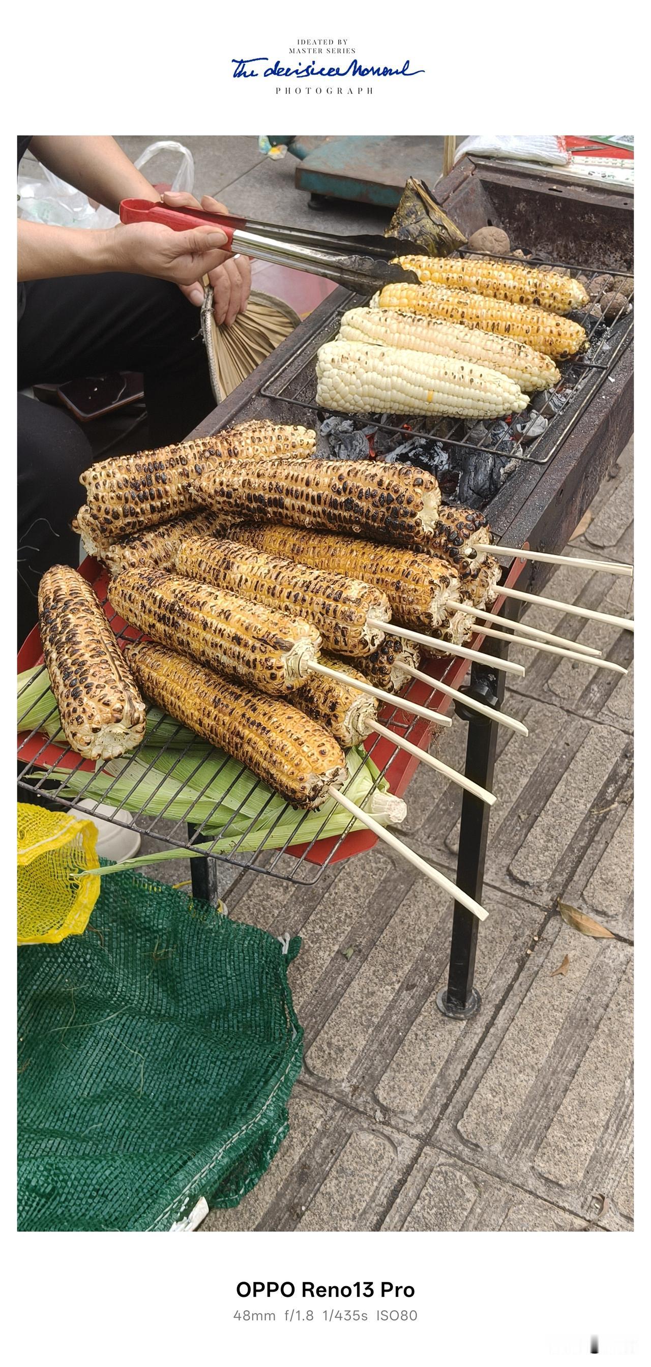 街边偶遇炭火烤玉米，金黄颗粒烤得带着焦斑，烟火气一下子拽回儿时乡下时光。眼下新鲜