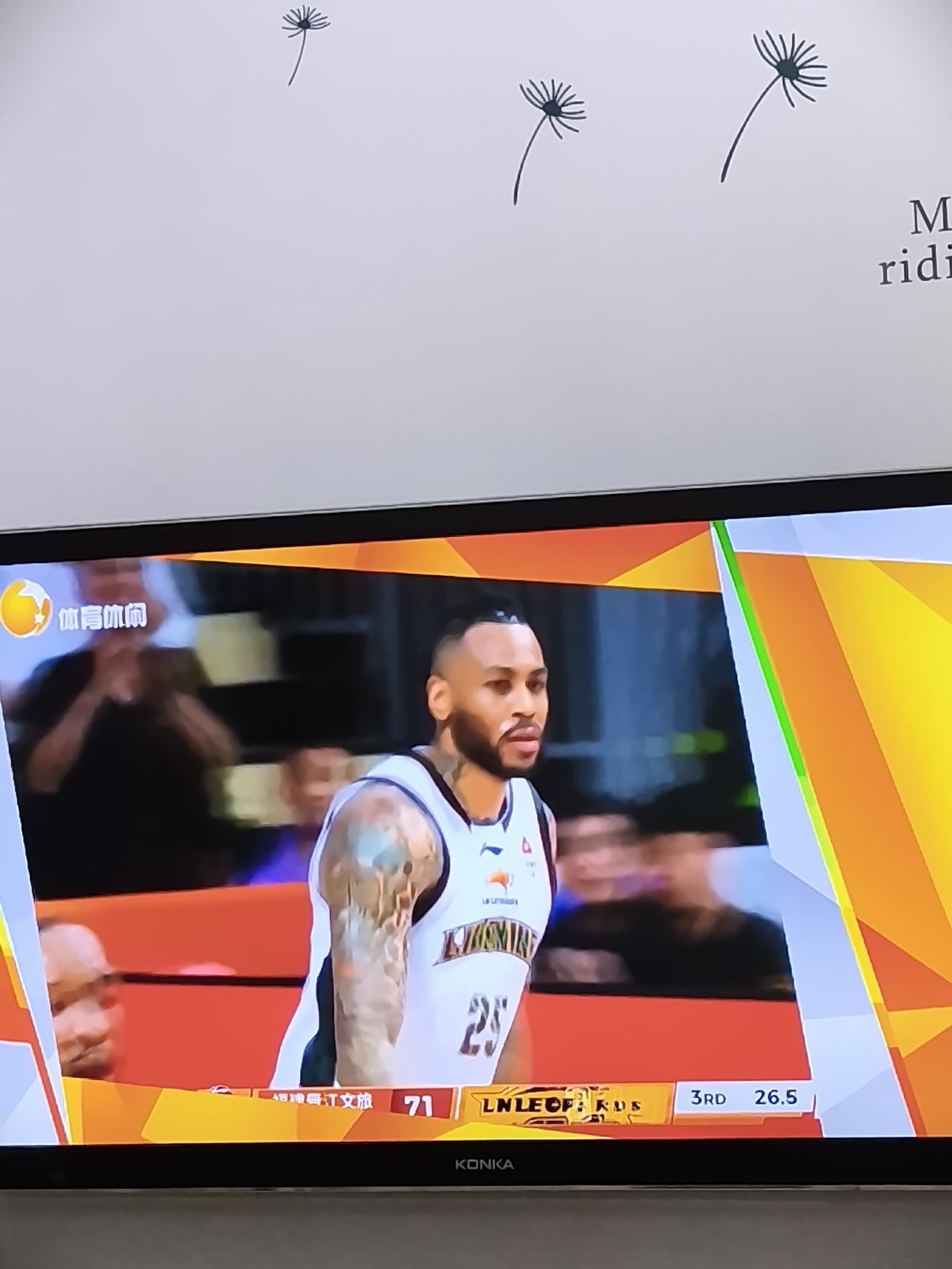 跌跌撞撞总算赢了。
莫兰德真英雄——拯救了今晚的辽篮。20分15篮板3助攻2抢断