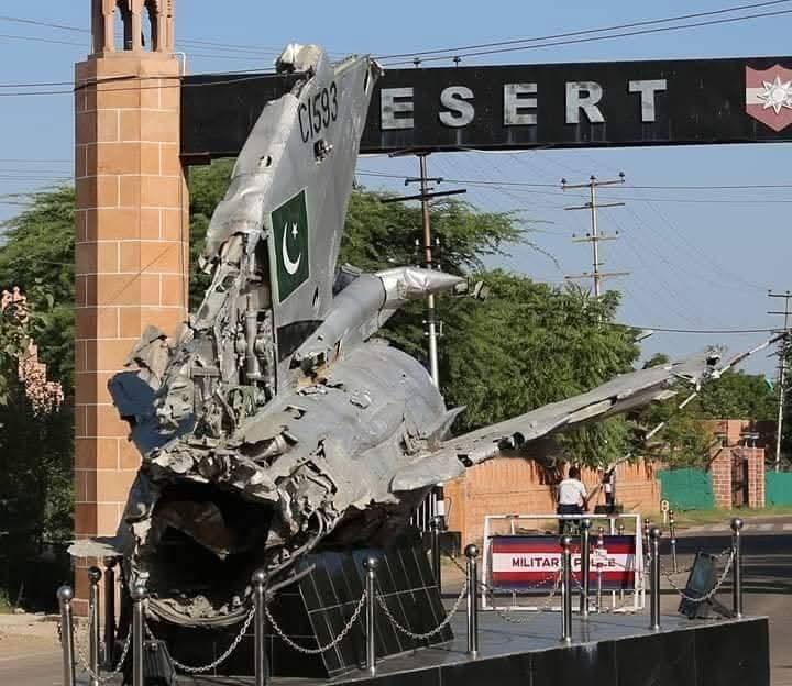 当你觉得自己很蠢的时候，就去看看印度人吧。印度为了撑场面，居然把自家战机残骸当战