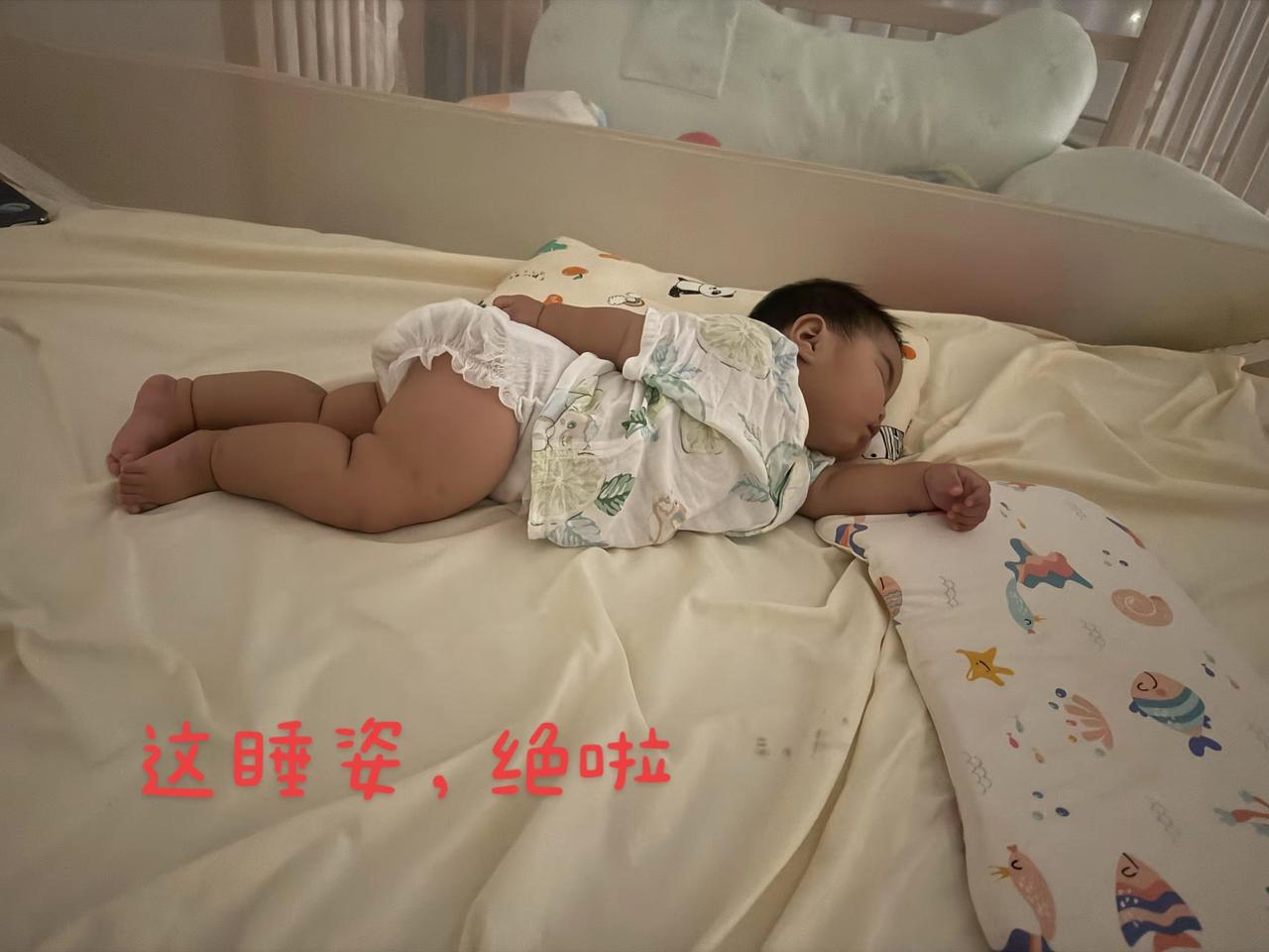 【第240天啦】昨晚偷拍的，这睡姿真是绝啦^_^。满8个月，身高71cm，9kg