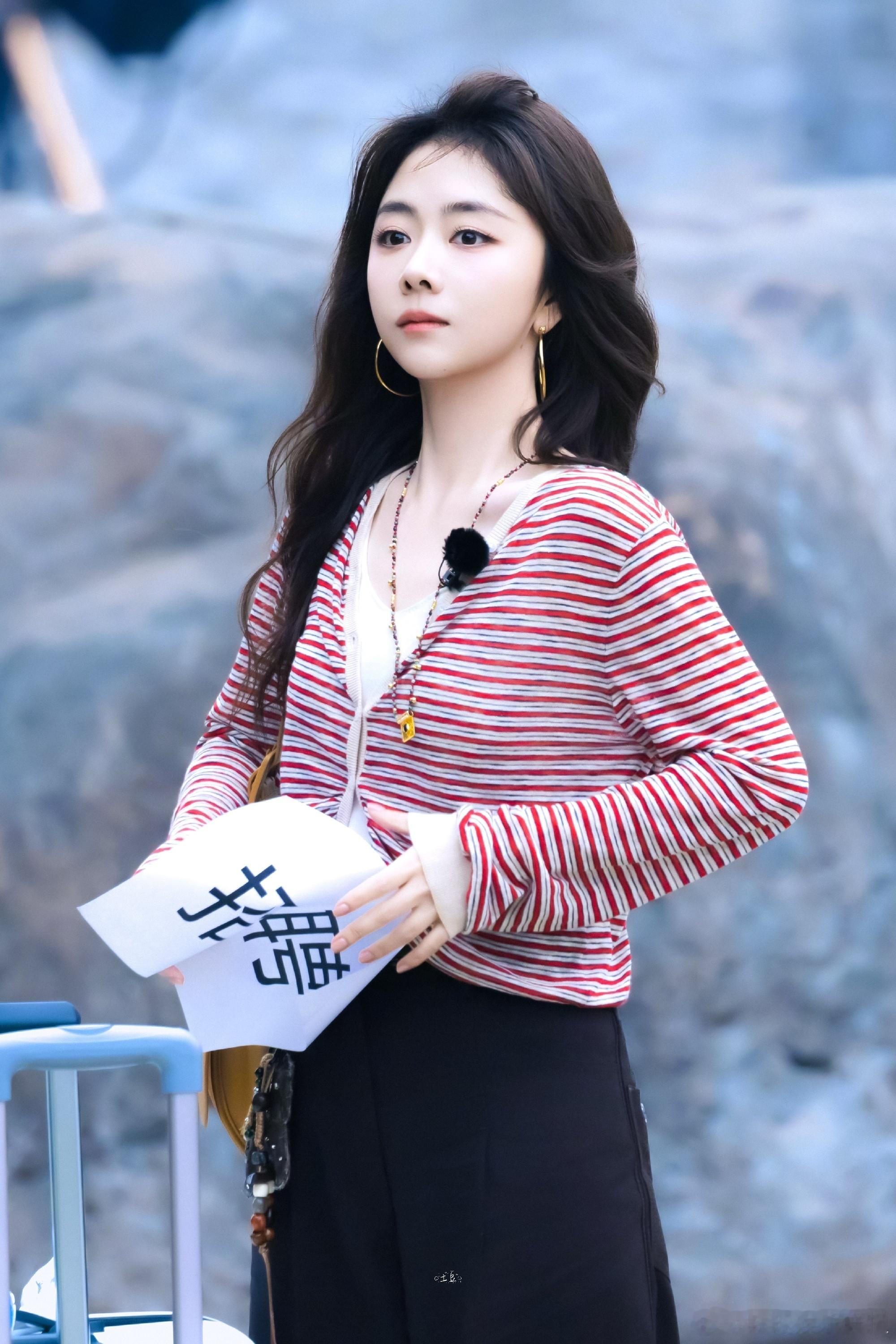  彼此体谅互相温暖，谭松韵温柔守护沈月，解锁治愈名场面谭松韵心疼沈月亲爱的客栈