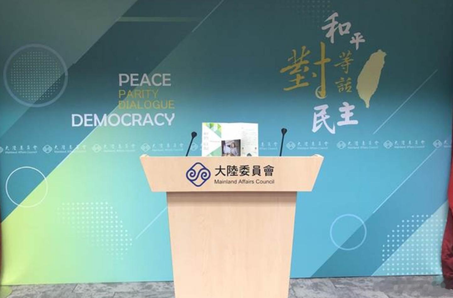 中国总领馆向在俄罗斯旅游时遭遇车祸的台湾客团实施救助。台湾陆委会回应声称，已要求