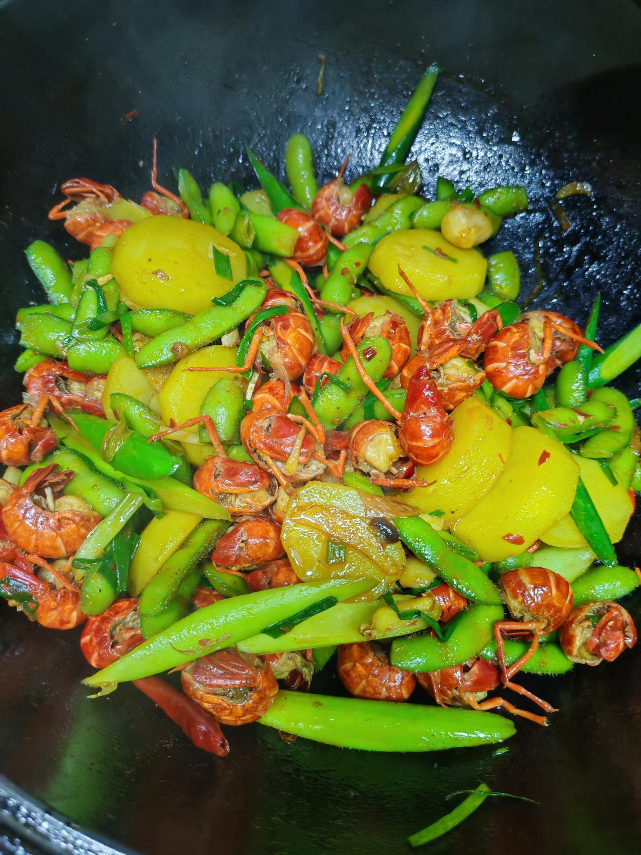 我还加了水蒜苗，就像干锅火锅，内容丰富，一个菜就够了，大家吃得很开心。家人都以为