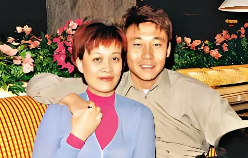 2001年，正在重庆踢球的高峰得知王纳文怀孕的消息，他本就不安分的头发顿时更加炸