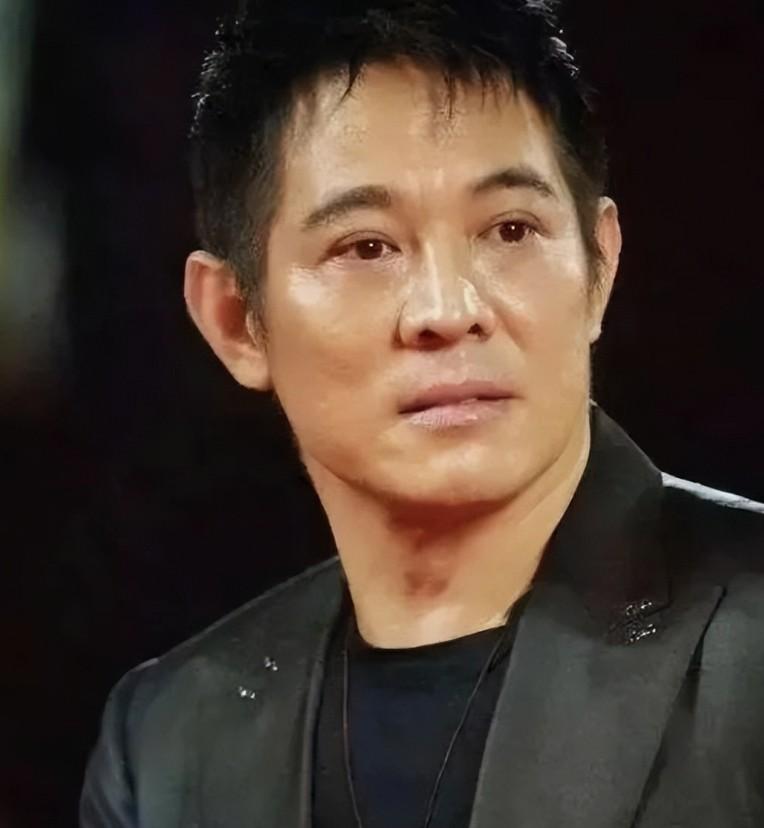其实李连杰他的身体损伤都是因为拍戏和练功造成的。跟他的婚姻有什么关系呢？
 
他