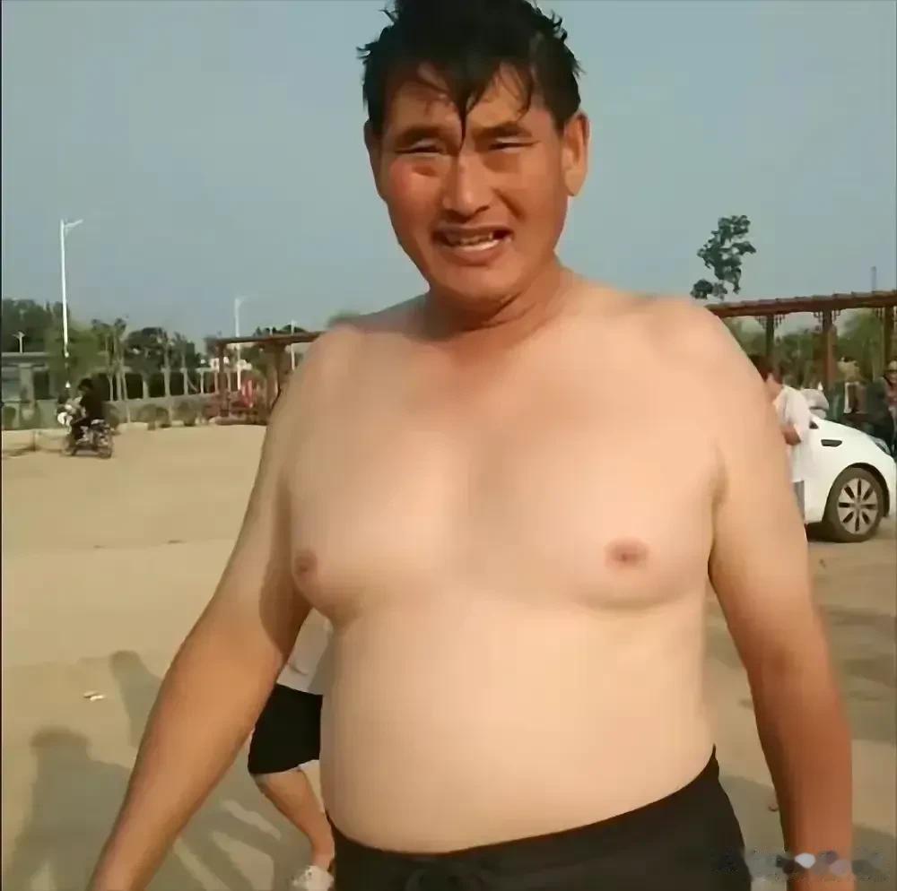大衣哥的体格，还是蛮壮实的，不过作为一个名人，他这样光着膀子走在大街上，估计情况