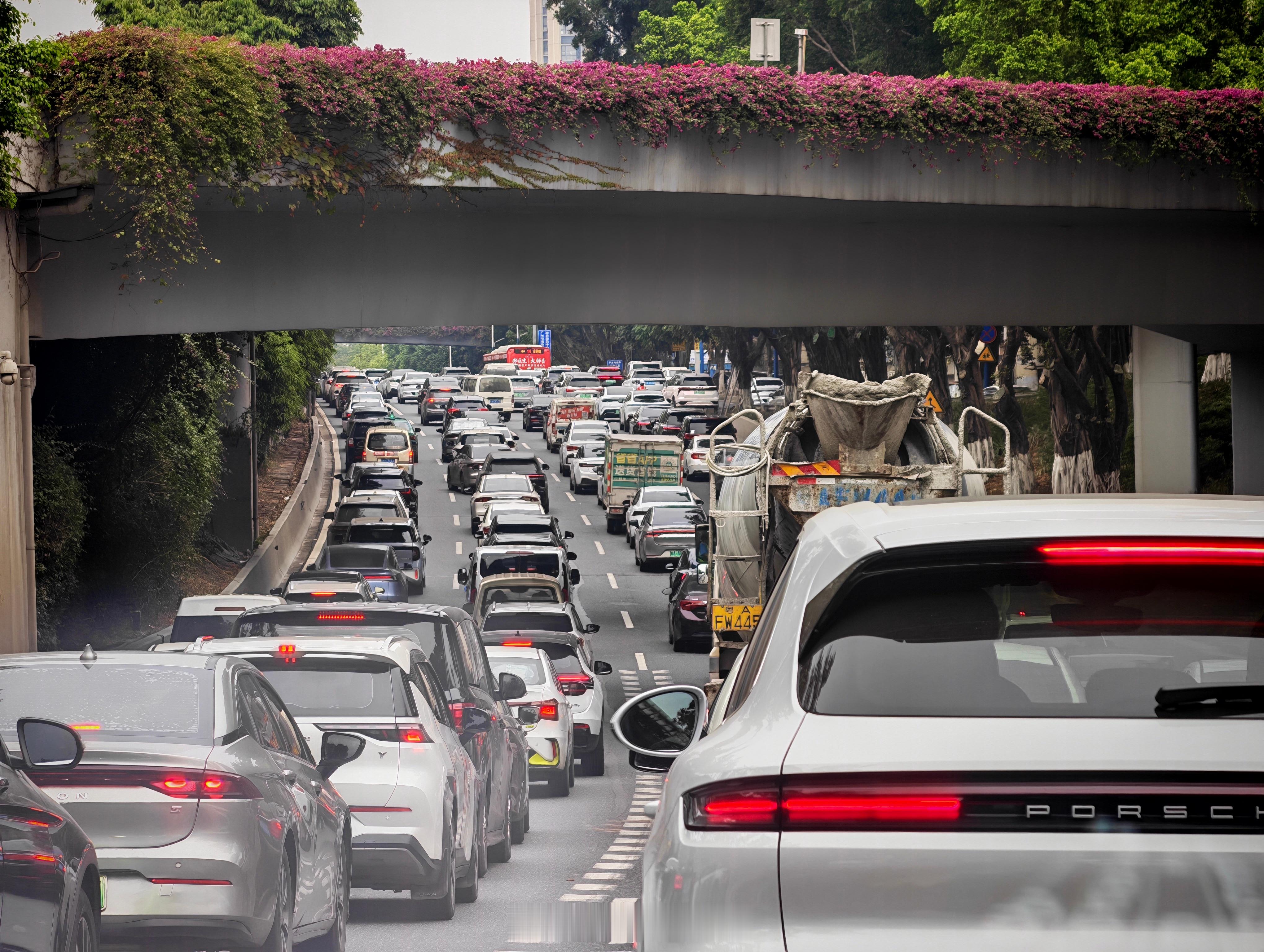 要不说广州是 big city 呢，快速路都这么多车。 