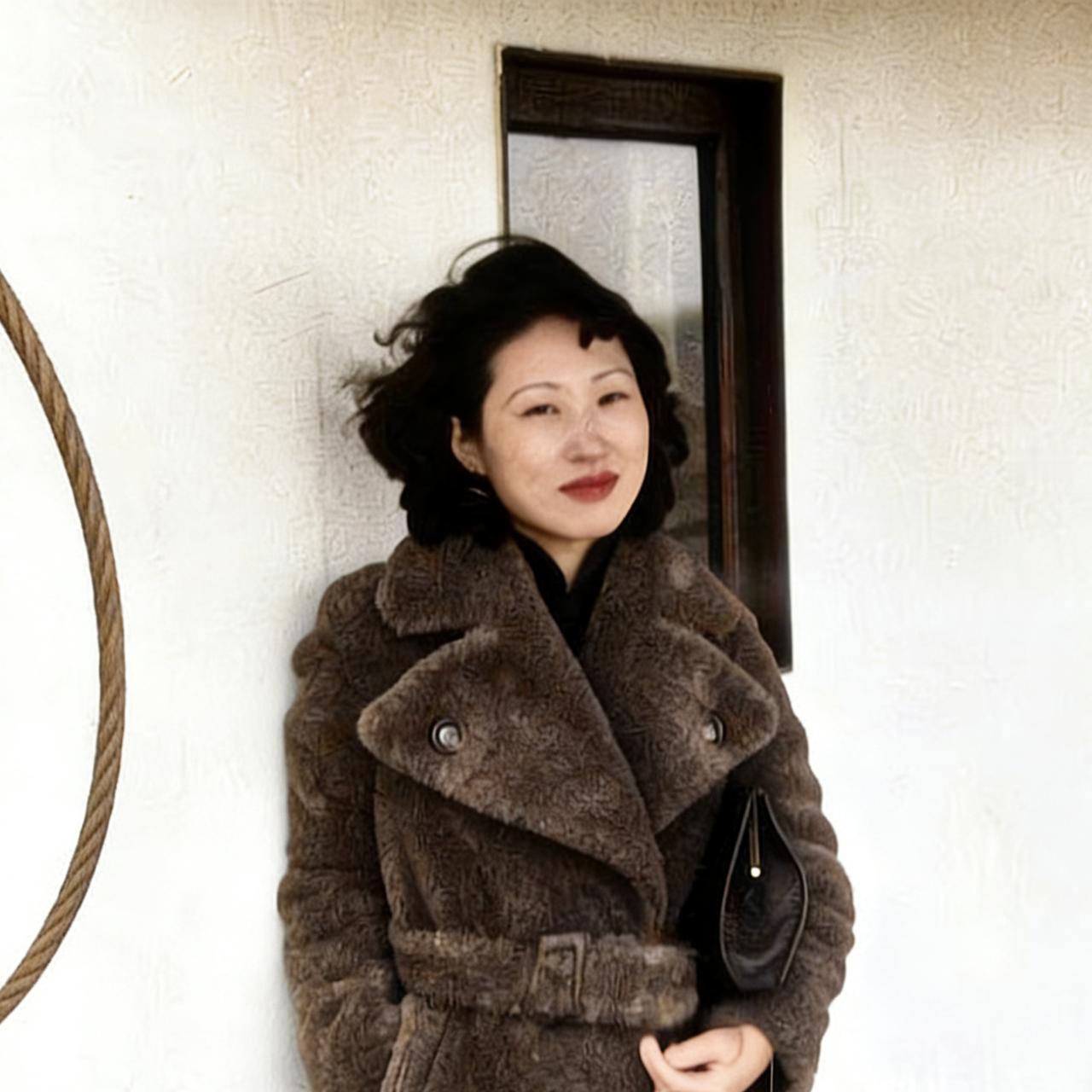 30年代，张学良的夫人赵一荻，乘坐轮船出游时，一张罕见的留影，照片中的赵四小姐穿