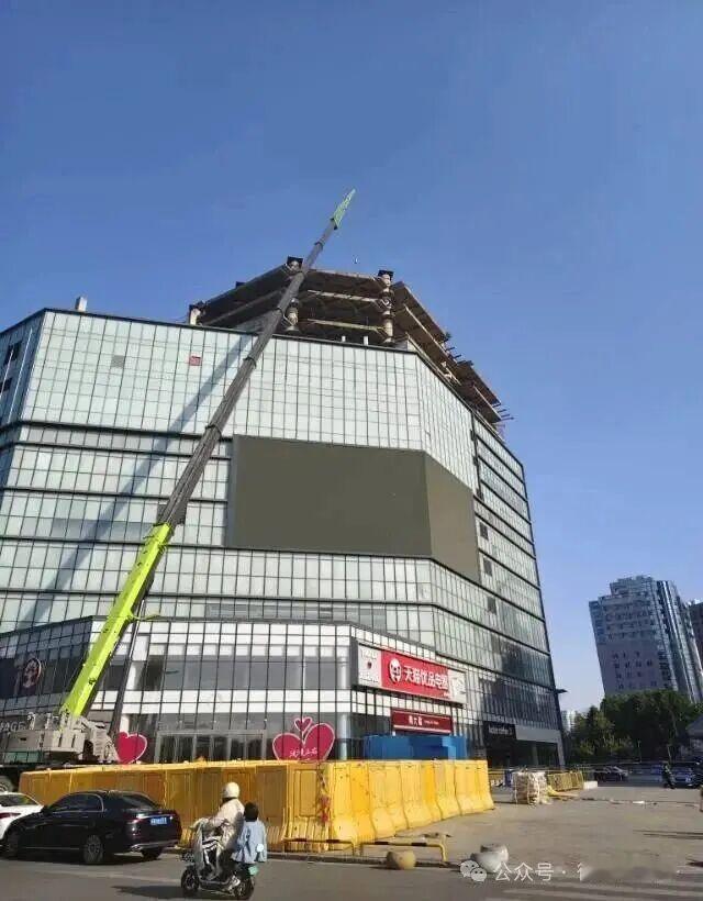 徐州这烂尾楼是沾光德基广场了[抠鼻]
